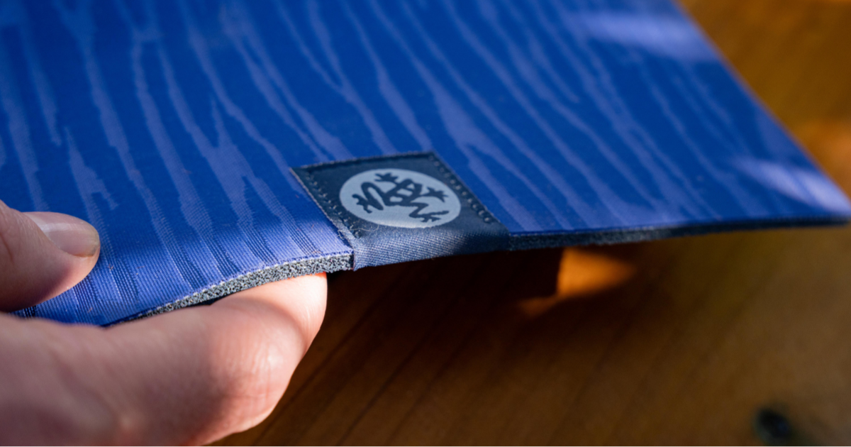 Textura horní vrstvy je inspirovaná rozvířenou vodní hladinou