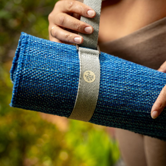 Manduka Shala Yoga Rug - kobereček na jógu pro praxi kdekoliv venku