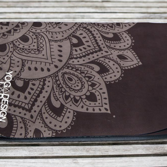 Cestovní designová jogamatka Yoga Design Lab Travel Mat 1,5 mm Mandala Black