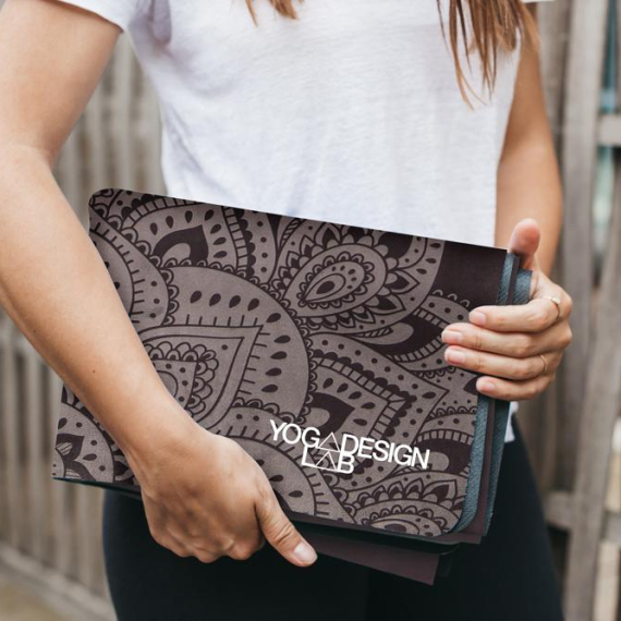 Cestovní designová jogamatka Yoga Design Lab Travel Mat 1,5 mm Mandala Black