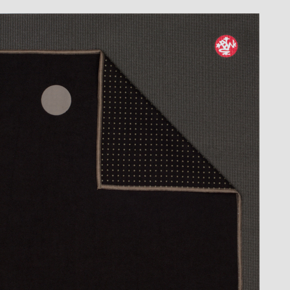 Velký ručník na jógu se silikononovými body Manduka yogitoes® Black Earth