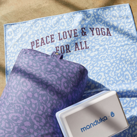 Velký ručník na jógu se silikononovými body Manduka yogitoes® Blue Sky Leopard