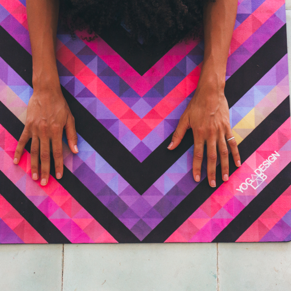 Cestovní designová jogamatka Yoga Design Lab Travel Mat Chevron Maya