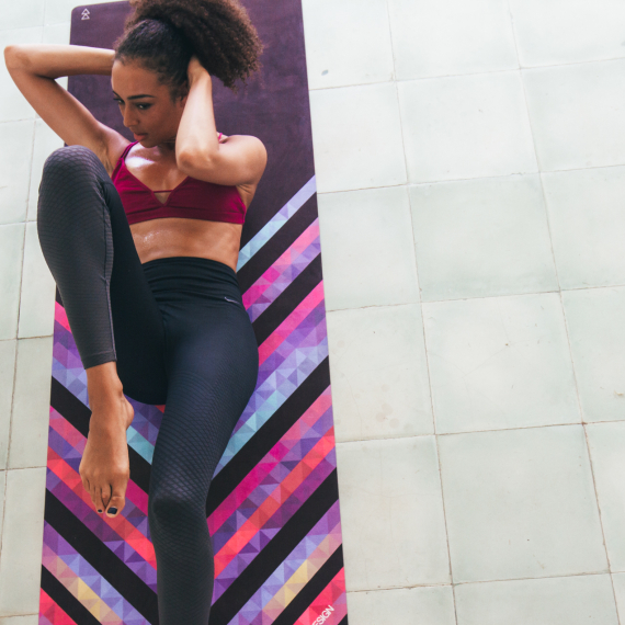 Cestovní designová jogamatka Yoga Design Lab Travel Mat Chevron Maya