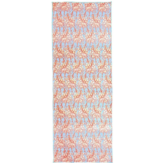 Velký jógový ručník Manduka eQua® Mat Towel HD Giraffes Blue - limitovaná edice