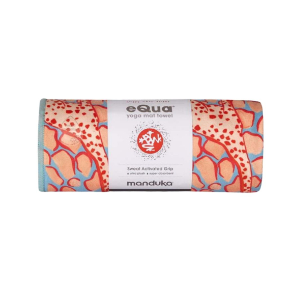 Velký jógový ručník Manduka eQua® Mat Towel HD Giraffes Blue - limitovaná edice