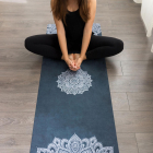 Cestovní designová jogamatka Yoga Design Lab Travel Mat 1,5 mm Mandala Sapphire