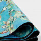 Kulatá designová jogamatka Manduka equa® eko® round yoga mat Almond Blossom (Vincent van Gogh limitovaná kolekce)